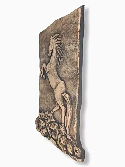 ŞAHLANMIŞ AT RÖLYEF PANO